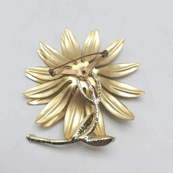 Vintage Gold-Tone Enamel Textured Daisy Flower Brooch Pin - Picture 3 of 4